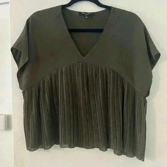 Romeo and Juliet couture flowy top. (K106) - Picture 1 of 4